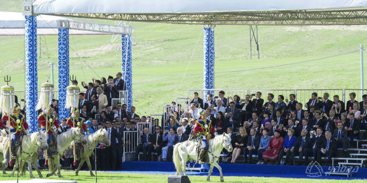 耀纳看台助蒙古国为亚欧领导人举行的传统那达慕
